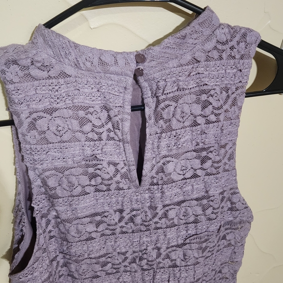 Chic Lavender Lace Sleeveless Top - Picture 2 of 3